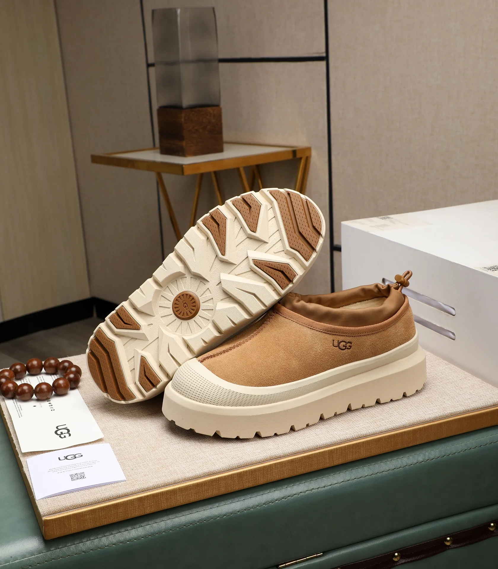 Men's shoes 💰540 (same style for men and women) Please pay attention to the quality of the original order and compare the thickness of the wool 🏮🏮The popular UGG is from Australia's warm luxury brand men's shoes, the official website is synchronized, Beckham men's style..., made of imported first-layer waxed cowhide, waxed toe cap, Australian real wool velvet lining Carefully sewn...Imported rubber Martin boots outsoles (comfortable, soft and wear-resistant). I really like the quality..Exquisite workmanship. You won't be able to put it down at first sight. Sizes 35-44